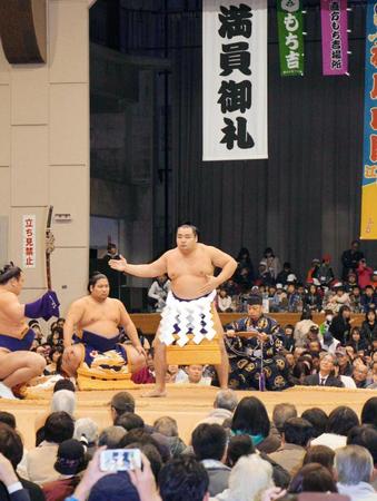 　福岡県直方市で行われた大相撲の冬巡業で土俵入りする横綱鶴竜関