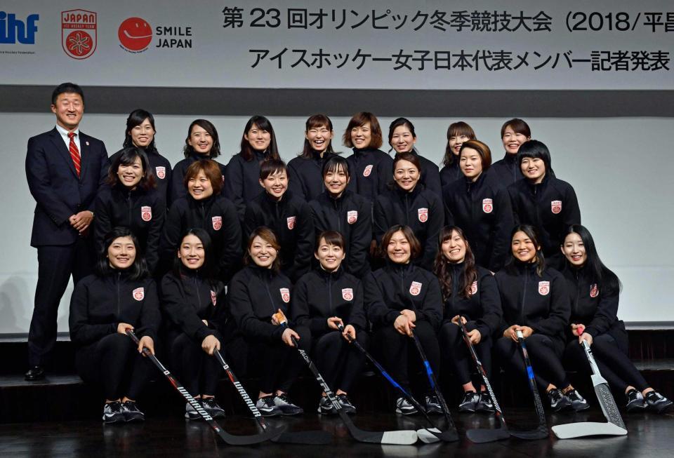 　記者会見で記念写真に納まる、平昌冬季五輪のアイスホッケー女子日本代表選手ら。後列左端は山中武司監督