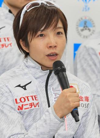 　スピードスケートの日本代表に選ばれ五輪への抱負を語る小平奈緒