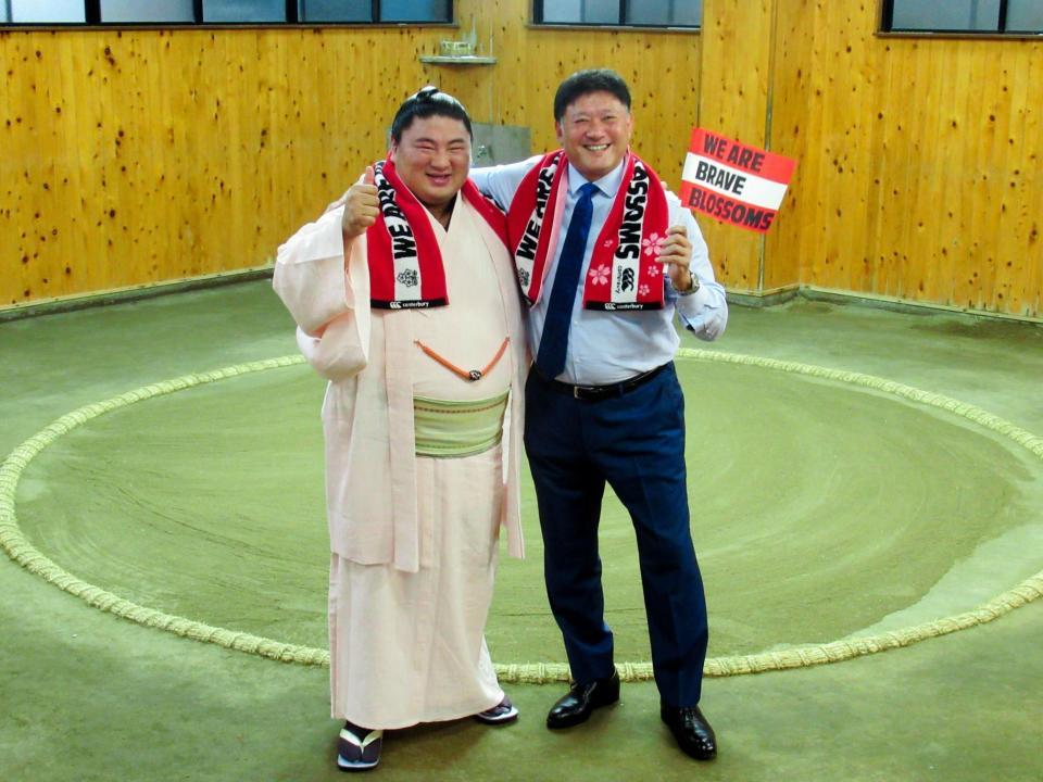 大分で行うラグビー日本代表戦をＰＲした嘉風（左）と今泉清氏