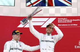 F1スペインGPを制し、喜ぶメルセデスのルイス・ハミルトン(右)=モントメロ(AP=共同)