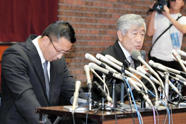 内田正人前監督(右)が質問に答える間、目を閉じてうつむく井上奨コーチ=東京都千代田区の日本大学(撮影・村中拓久)