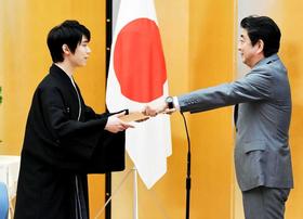 安倍首相から表彰状を受け取る羽生