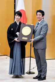 国民栄誉賞授与式で安倍首相(右)から盾を受け取る羽生結弦