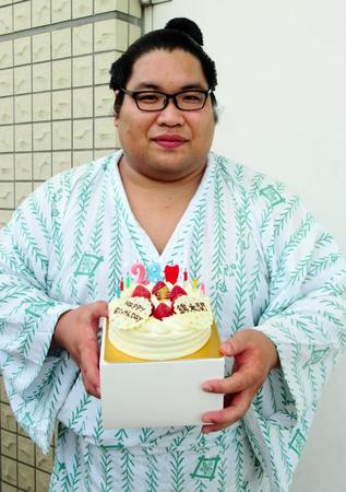 ２８歳誕生日をケーキでお祝いされた錦木