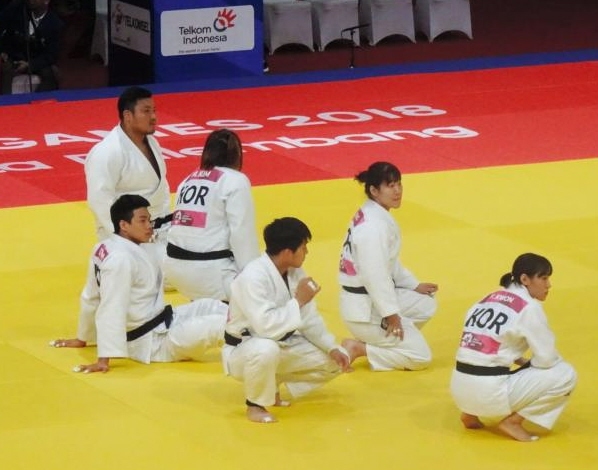 ３勝３敗で日本に敗れたが、裁定に納得できず座り込んで抗議する韓国チーム