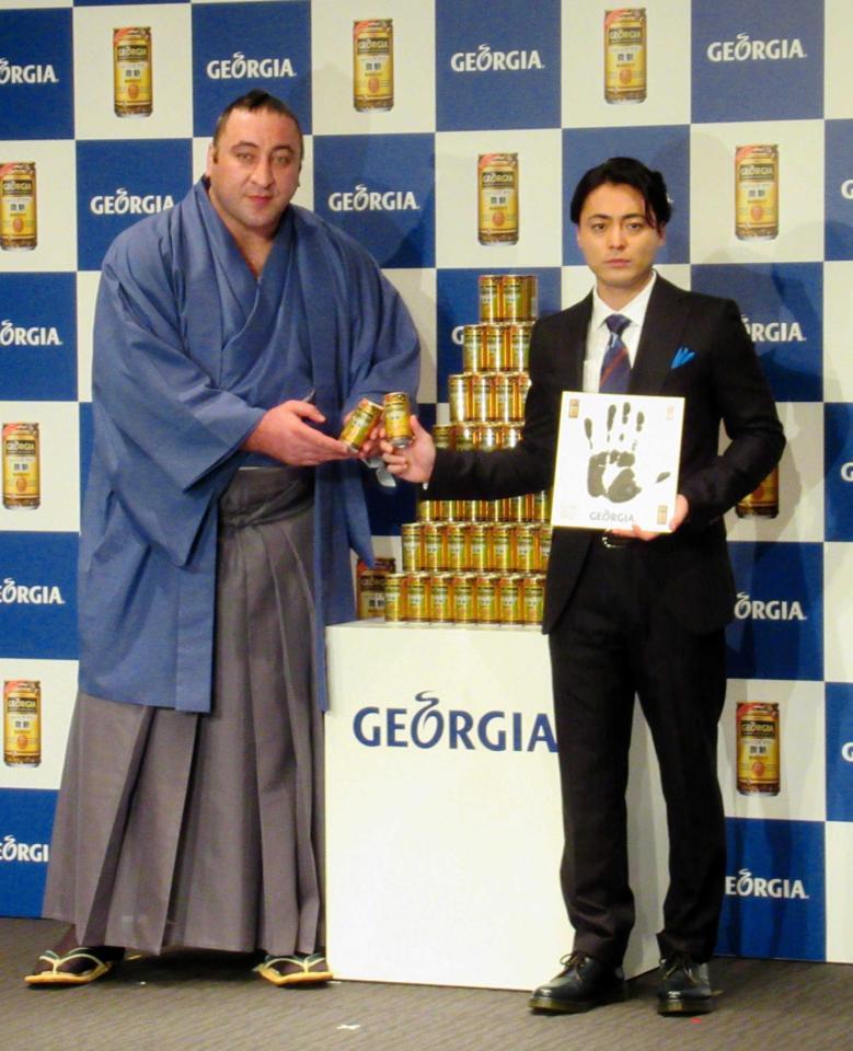 　ジョージア缶コーヒー新発売イベントに山田孝之（右）とともに参加した栃ノ心