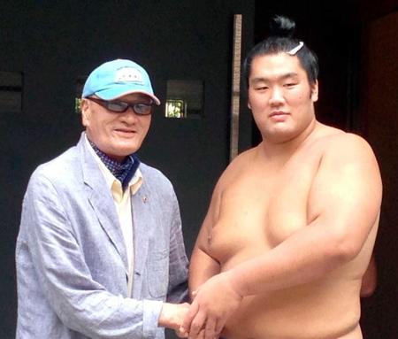 　２０１４年９月、幕下の達（右、現在は平幕輝）を激励する大相撲の元横綱、輪島大士さん