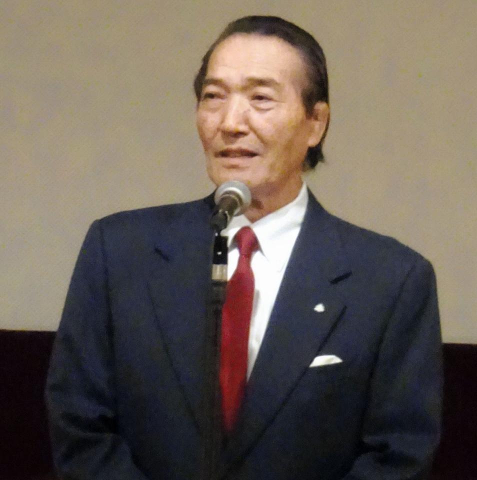 　日体大柔道部の祝賀会の壇上あいさつで、すい臓がんを患い治療していることを明かした松浪健四郎理事長
