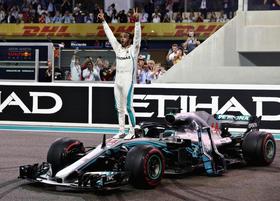 自動車のF1シリーズ最終第21戦で優勝し、喜ぶハミルトン=アブダビ(ゲッティ=共同)