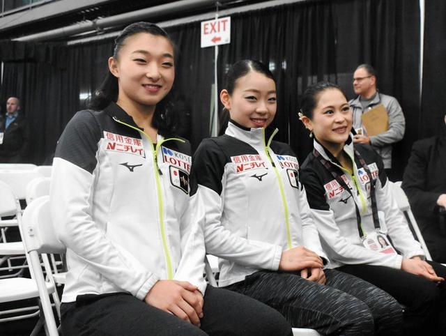 笑顔を見せる(左から)坂本花織、紀平梨花、宮原知子