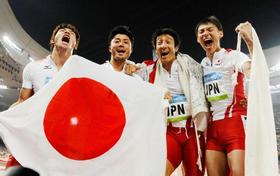 2008年の北京五輪陸上男子400メートルリレーで銅メダルを獲得した(左から)塚原直貴、末続慎吾、朝原宣治、高平慎士(共同)
