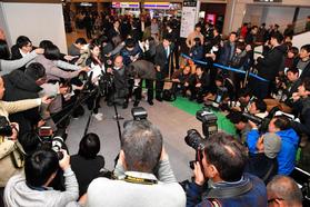大勢の報道陣に囲まれて帰国会見をする紀平梨花
