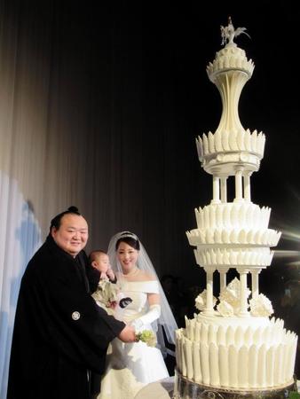 ケーキ入刀する宝富士と英莉乃夫人。中央は長男・慶丞くん