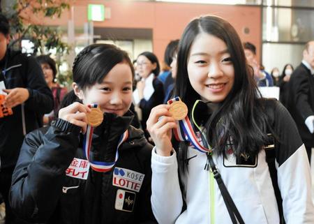 金メダルを手に笑顔の紀平梨花（右）と本田紗来＝関西空港