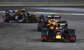 自動車F1バーレーン・グランプリで4位となったレッドブル・ホンダのマックス・フェルスタッペン(手前)=サキール(ゲッティ=共同)