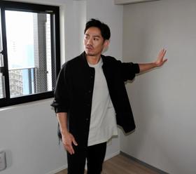 自身のプロデュースした部屋について説明する高橋大輔=都内