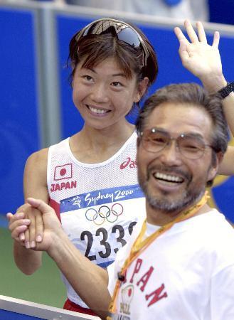 　２０００年９月、シドニー五輪女子マラソンで金メダルを獲得した高橋尚子選手と笑顔で握手する小出義雄氏（共同）