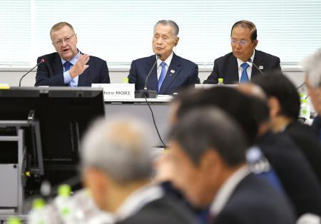 第8回合同会議であいさつするIOC調整委のコーツ委員長(奥左)=21日午後、東京都内(代表撮影)