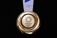 　開幕１年前セレモニーで発表された東京五輪の金メダル（裏面）＝Ｔｏｋｙｏ２０２０提供