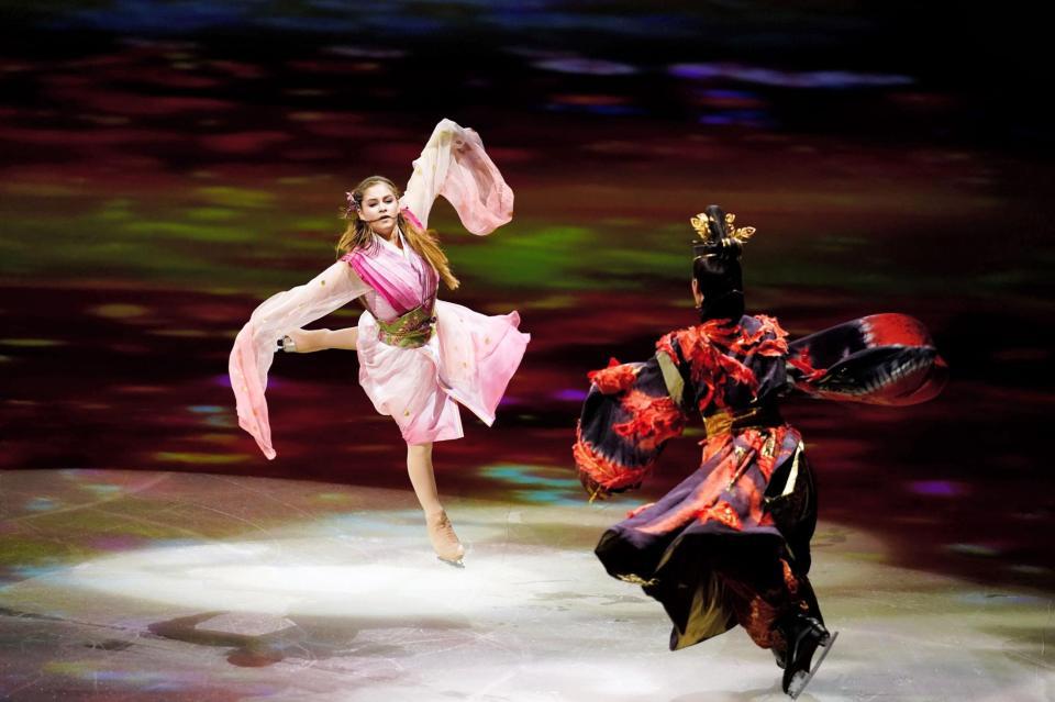 優雅な舞いを披露するユリア・リプニツカヤ（奥）、手前はステファン・ランビエル＝横浜アリーナ（Ｃ）氷艶２０１９