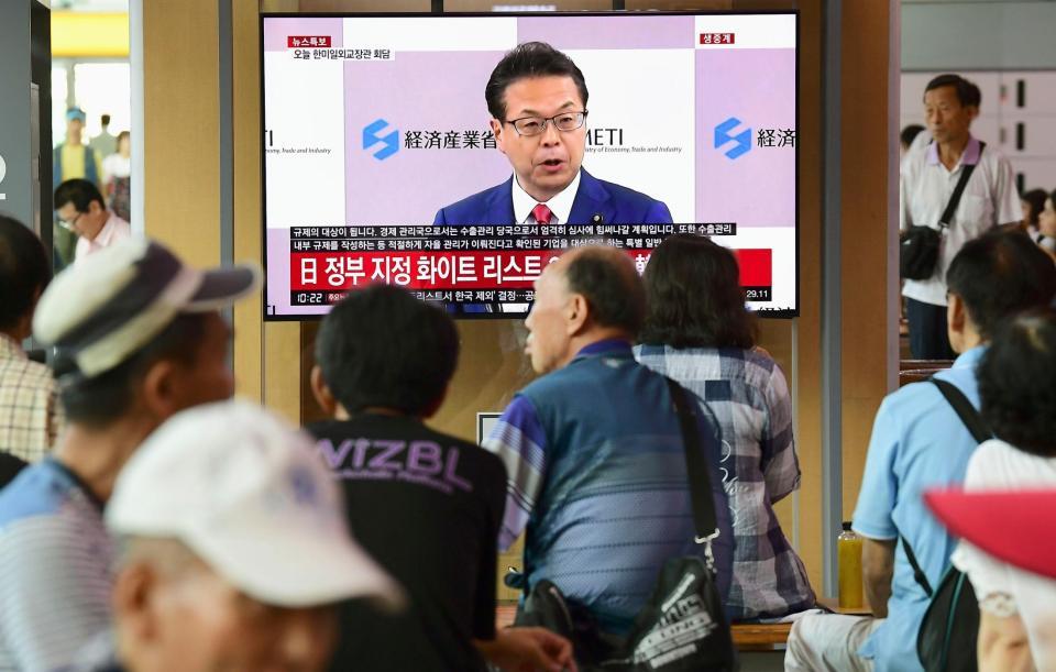 日本政府が「ホワイト国」から韓国を除外する政令改正を閣議決定したことを報じるソウル駅のテレビ＝２日（共同）