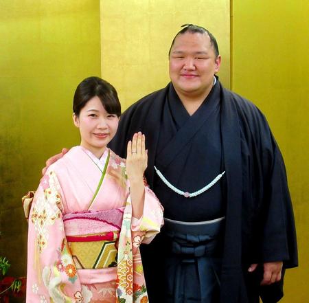 中山真美さんとの婚約を発表した北勝富士