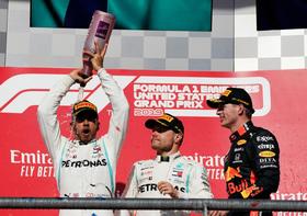 自動車のF1米国GPで3位となったフェルスタッペン(右)、優勝したボッタス(中央)、総合優勝を決めたハミルトン=オースティン(AP=共同)