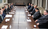 横審の定例会に参加した八角理事長（右側手前から３人目）ら日本相撲協会幹部と横審委員ら