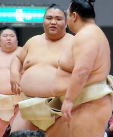 冬巡業の稽古中、北勝富士(手前)と話す御嶽海