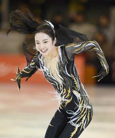 華麗な演技を見せる本田真凜
