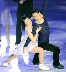 グループナンバーで演技する村元哉中(左)と高橋大輔