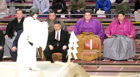 　土俵祭りに参加した（後列左から）白鵬、貴景勝、朝乃山、阿炎