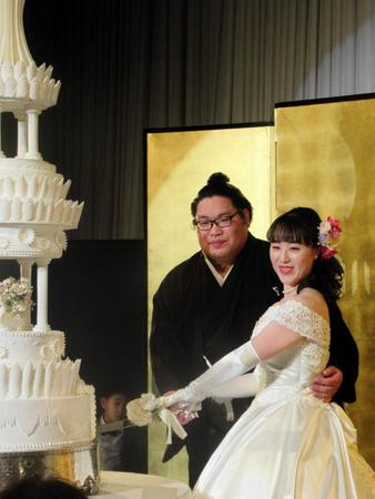 　結婚披露宴でケーキ入刀する錦木と桃代夫人