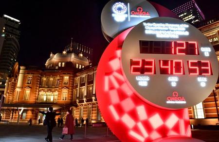 　「開幕まであと１２７日」と表示する東京駅前に設置された東京五輪のカウントダウンクロック