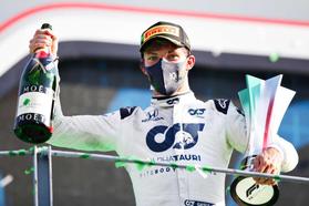 表彰式で喜ぶアルファタウリ・ホンダのガスリー(ゲッティ=共同)