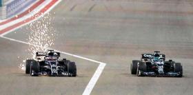 自動車のF1バーレーンGPで競り合うアルファタウリ・ホンダの角田裕毅(左)とアストンマーティン・メルセデスのランス・ストロール(ロイター=共同)