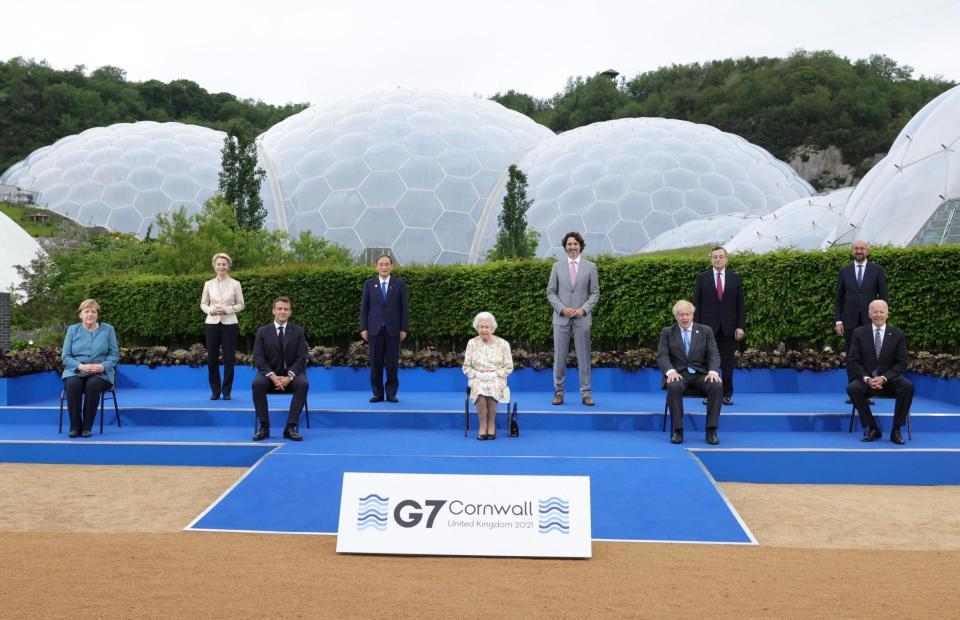 　夕食会を前にエリザベス英女王（中央）や各国首脳らと写真に納まる菅首相（左から４人目）（Ａｎｄｒｅｗ　Ｐａｒｓｏｎｓ／英首相官邸提供・共同）