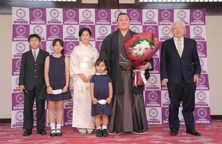 　引退会見で紗代子夫人（左から３人目）ら家族と写真撮影する白鵬（右端は宮城野親方）＝代表撮影