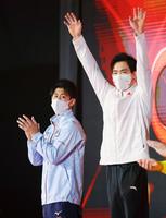 　男子個人総合の表彰式で、優勝した張博恒（右）に拍手を送る２位の橋本大輝＝北九州市立総合体育館