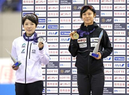 　女子１０００メートルの表彰式でメダルを手にする、優勝した高木美帆（右）と２位の小平奈緒＝長野市エムウェーブ