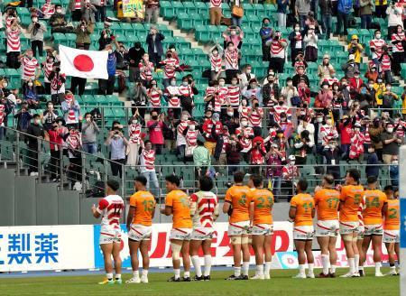 　試合後、観客にあいさつする日本フィフティーン＝昭和電ドーム