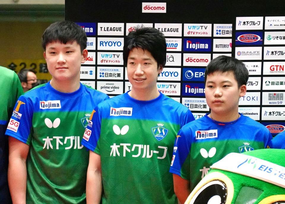 　彩たま戦に出場し、試合後に笑顔で記念写真に納まる東京の水谷（中央）と張本（左）ら
