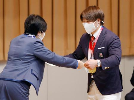 　東京五輪の柔道で金メダルを獲得し、小池百合子都知事（左）から表彰状を贈られる阿部一二三さん＝２６日午後、都庁