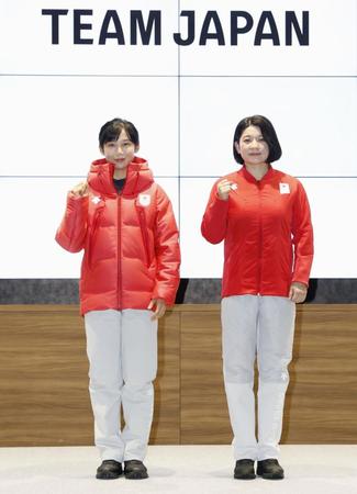 　北京冬季五輪の日本代表選手団公式服装発表会でポーズをとる高木美帆（左）と田中佳子（代表撮影）