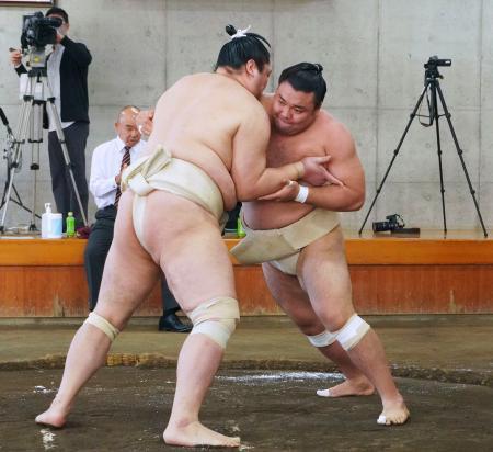 　合同稽古で相撲を取る霧馬山（右）＝両国国技館の相撲教習所