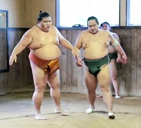 若い衆相手に稽古する御嶽海（左）＝日本相撲協会提供