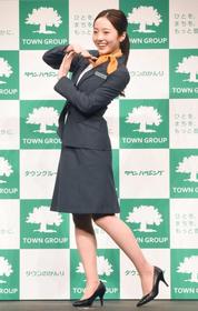 新CMでも登場するポーズを決める本田真凜