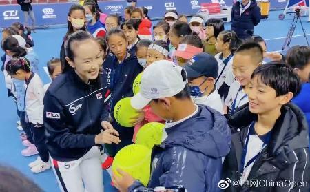 　１１月、北京で行われたテニスイベントに参加した彭帥さん（左手前）（「チャイナ・オープン」の「微博（ウェイボ）」から、共同）
