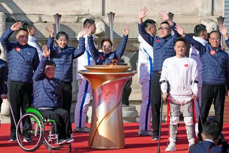 　北京の天壇公園で開かれた北京冬季パラリンピックの集火式で一つになった聖火（中央）＝２日（共同）